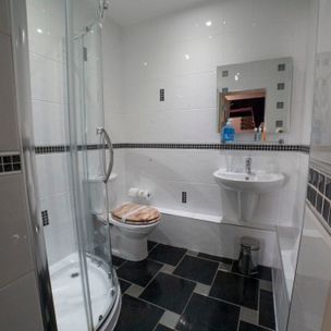 Room 4 - bathroom